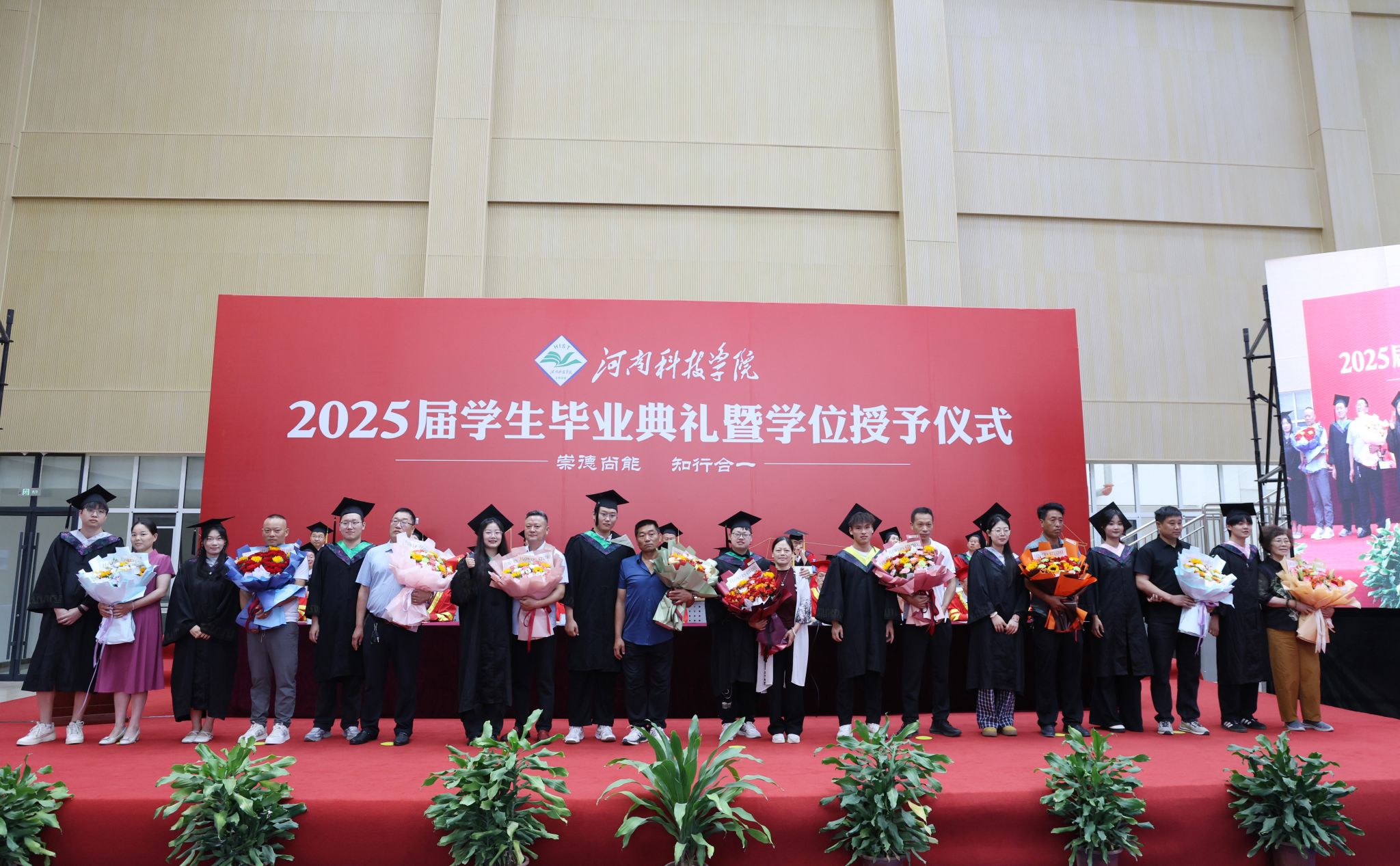 为家长代表献花