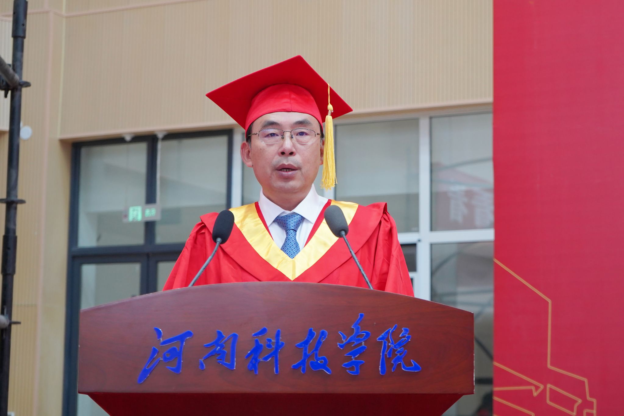 副校长刘全永宣读授予硕士学位和学士学位的决定