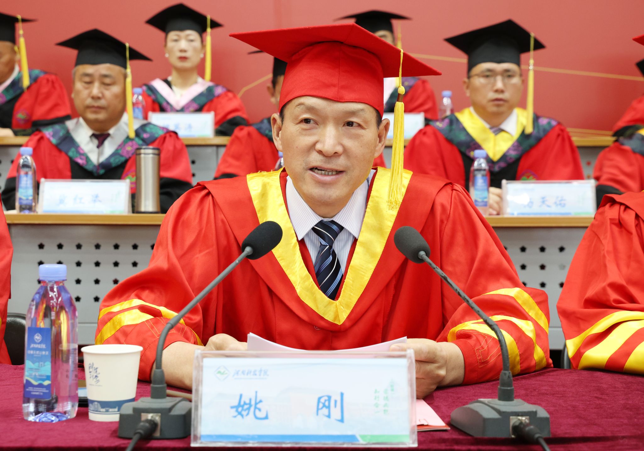 校党委副书记姚刚主持毕业典礼