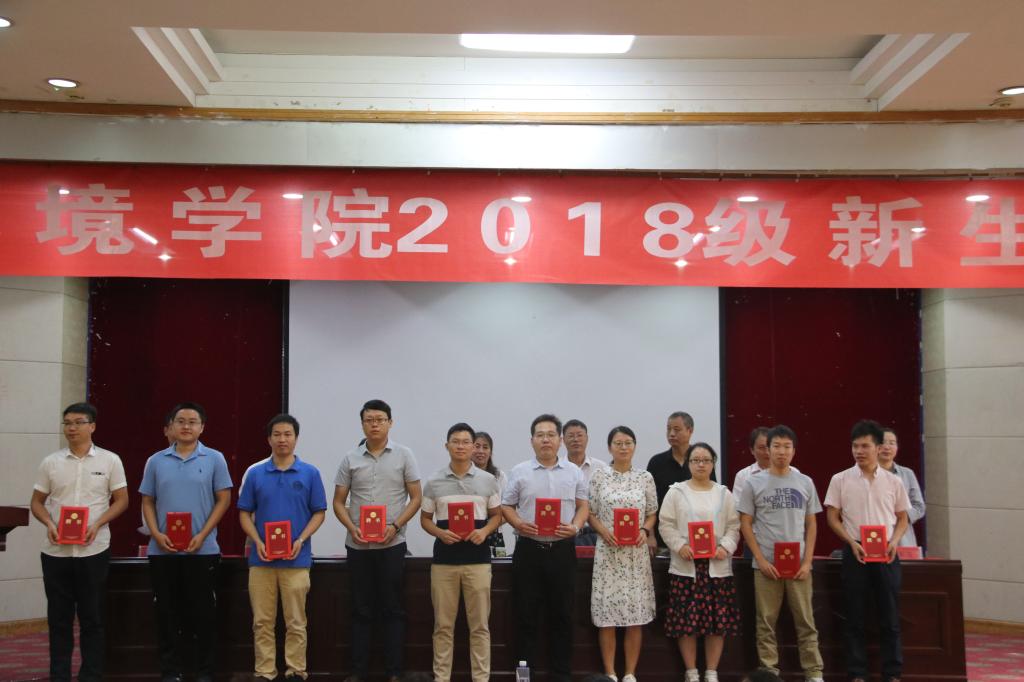 为班主任颁发聘书