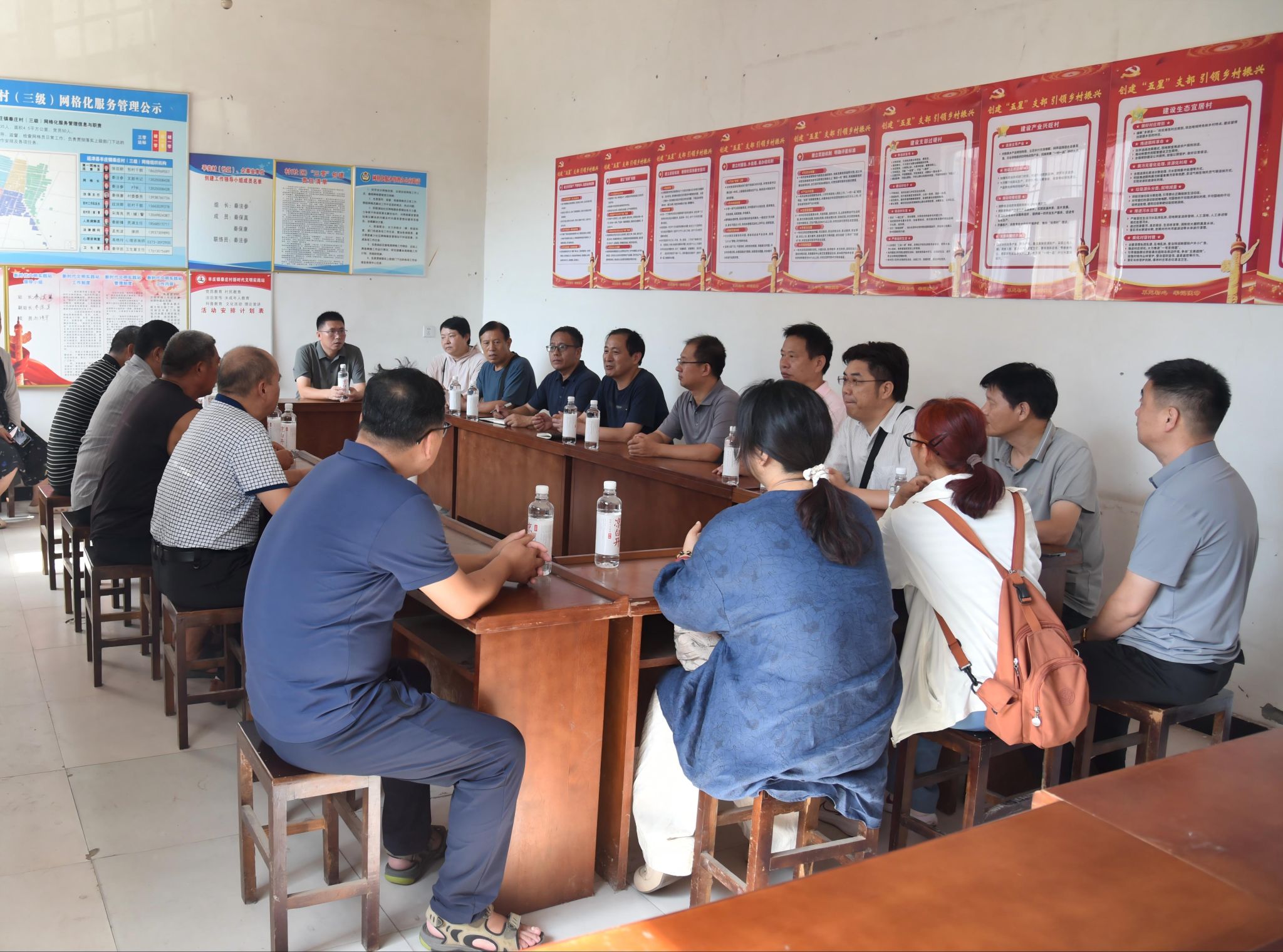 在秦庄村座谈交流