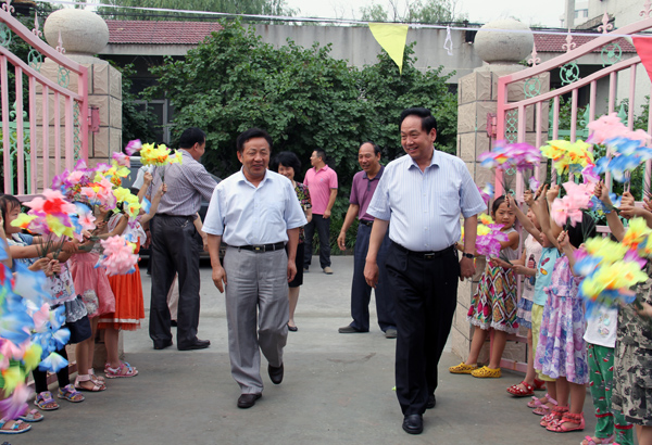 校领导到幼儿园看望小朋友们